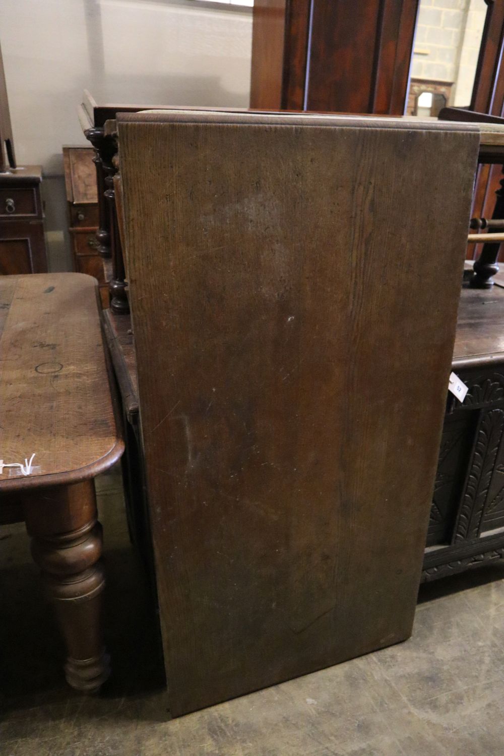 A Victorian oak extending dining table, 185cm extended (one spare leaf), width 120cm height 72cm